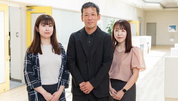 明るいオフィス空間で並んで立つインタビューに応じてくださったライフカードの社員の皆様（写真）