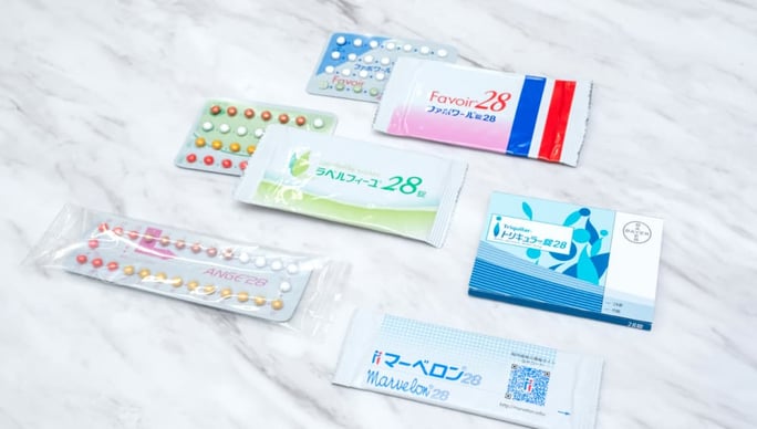 低用量ピルのパッケージと錠剤シートの写真