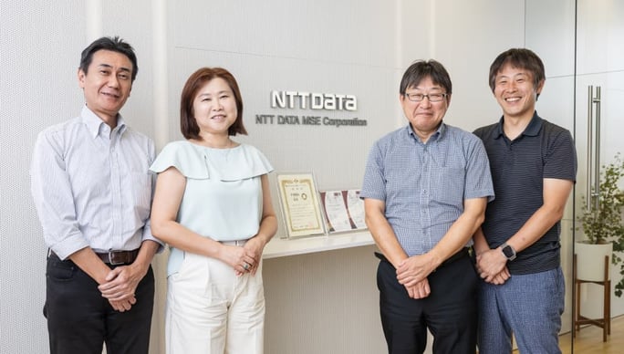 右から 情報システム部 部長 佐々木様 同部 社内システム課 課長 倉持様 左から 同部 社内システム課 加藤様 同部 社内システム課 上野様 (写真)