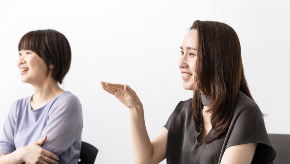 お客様サービス本部 契約部 統括リーダー　佐藤 恵美様（右）の写真