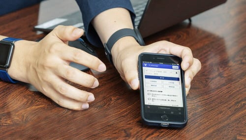 会社支給のスマホにHelpfeelが表示されている