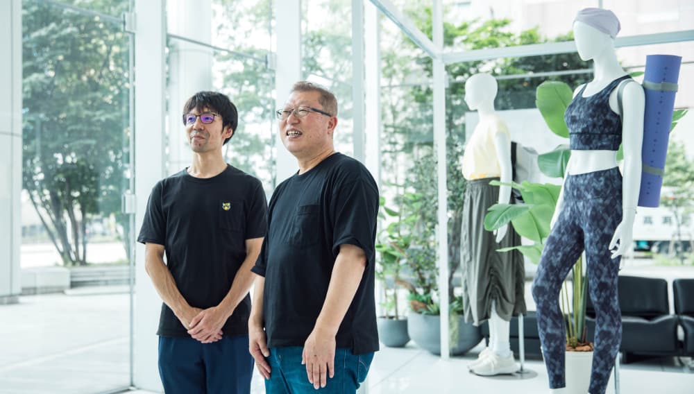 自社が手がけるスポーツ用品の前に立つインタビューイーのお二人の写真