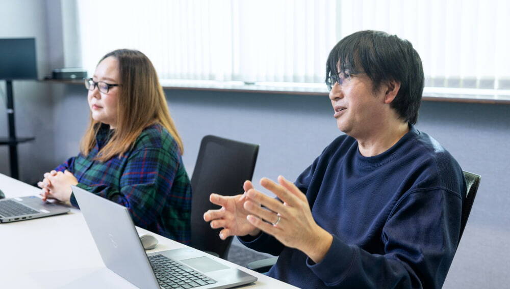 インタビュー中の写真