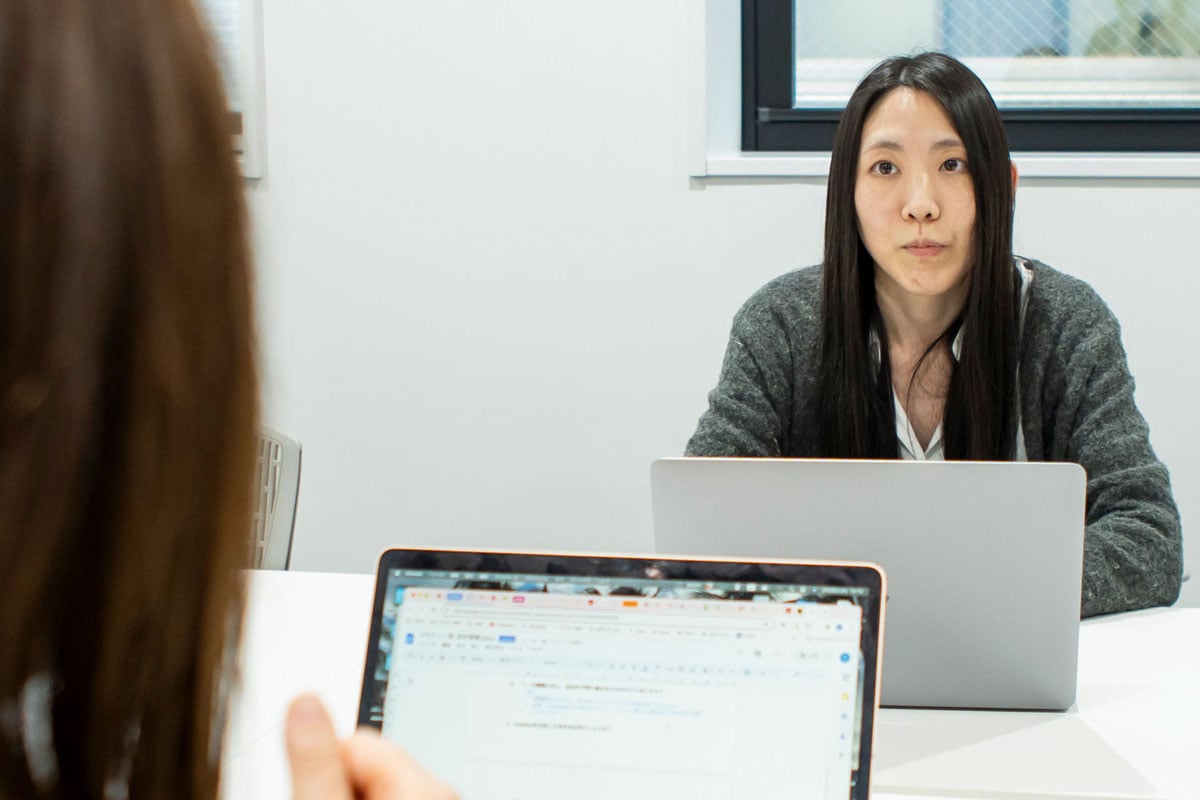 取材者越しに撮影した佐々木様