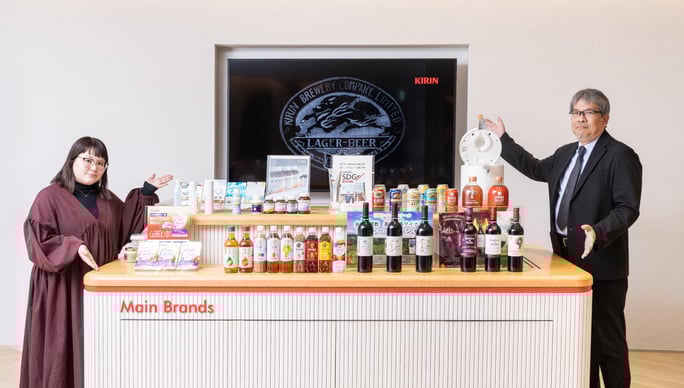 多彩な商品が並ぶショールームに立つ、近藤様と相浦様(写真)