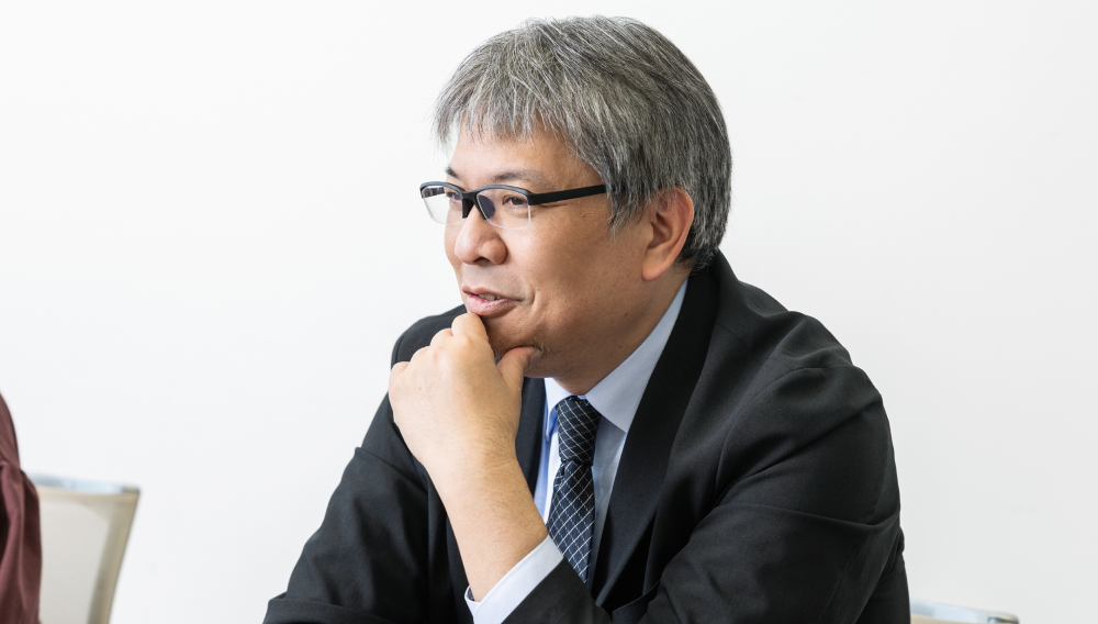 インタビュー中の近藤様(写真)