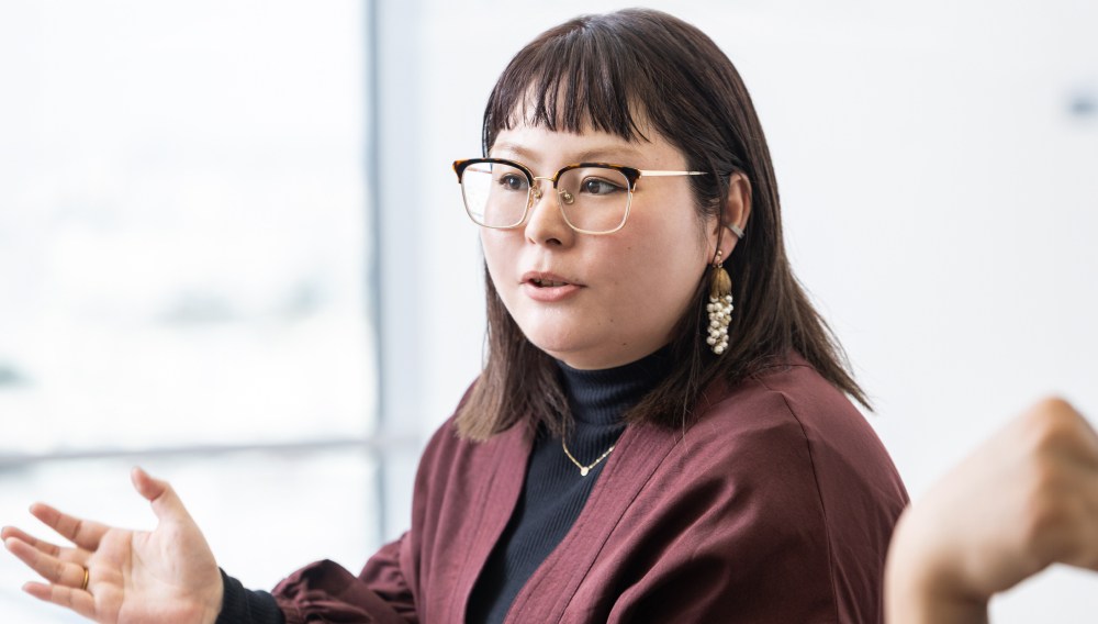 インタビュー中の相浦様(写真)