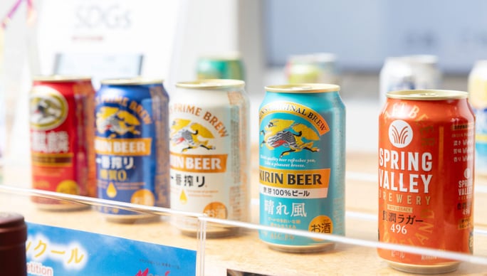 キリンビールの缶ビールが並ぶ(写真)