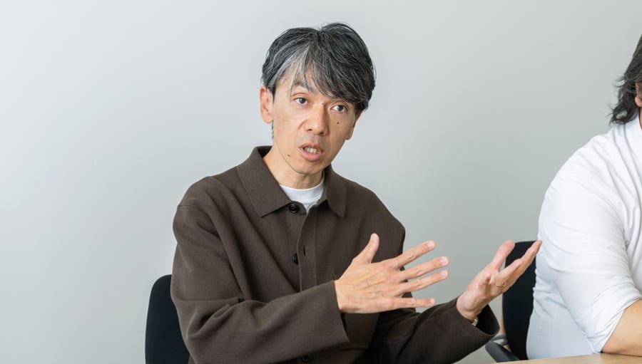 インタビューに答えるライブエンタメグループ カスタマーサービス部 部長 飯澤様の写真