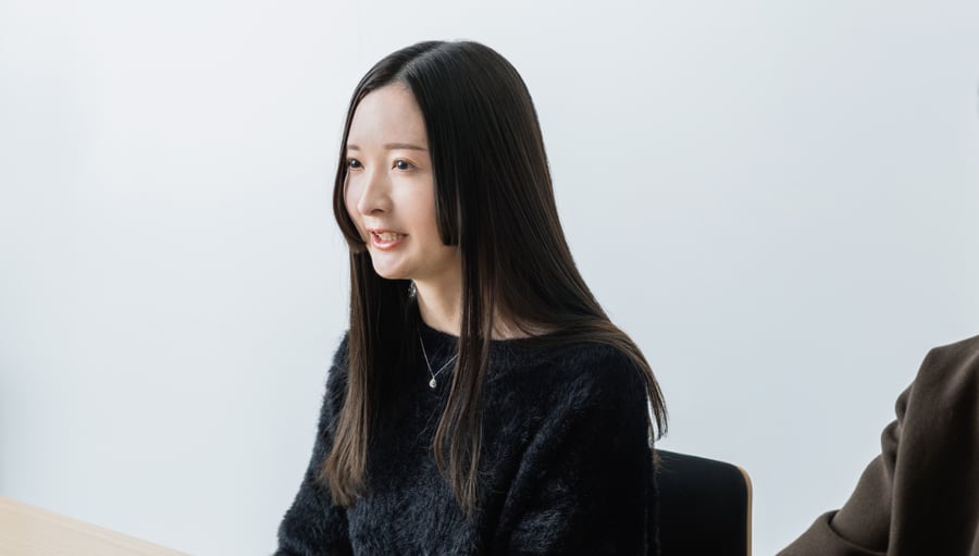 お話しするライブエンタメグループ カスタマーサービス部成美様の写真