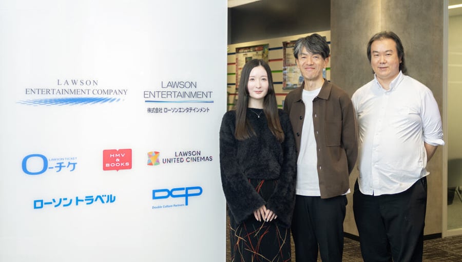 ローソンエンタテインメント社のエントランスに並ぶ3人の写真