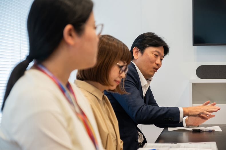 三澤様、山下様、千代延様が並んで座り、インタビューに答えている