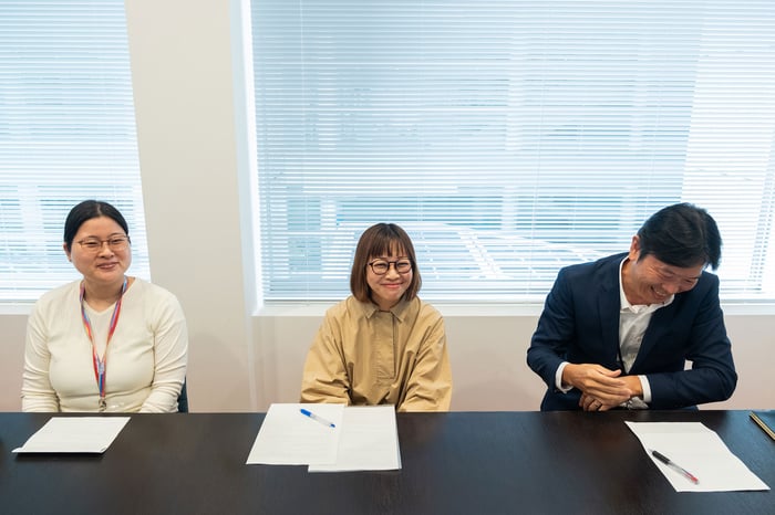三澤様、山下様、千代延様が並んで座り、笑顔でインタビューに答えている