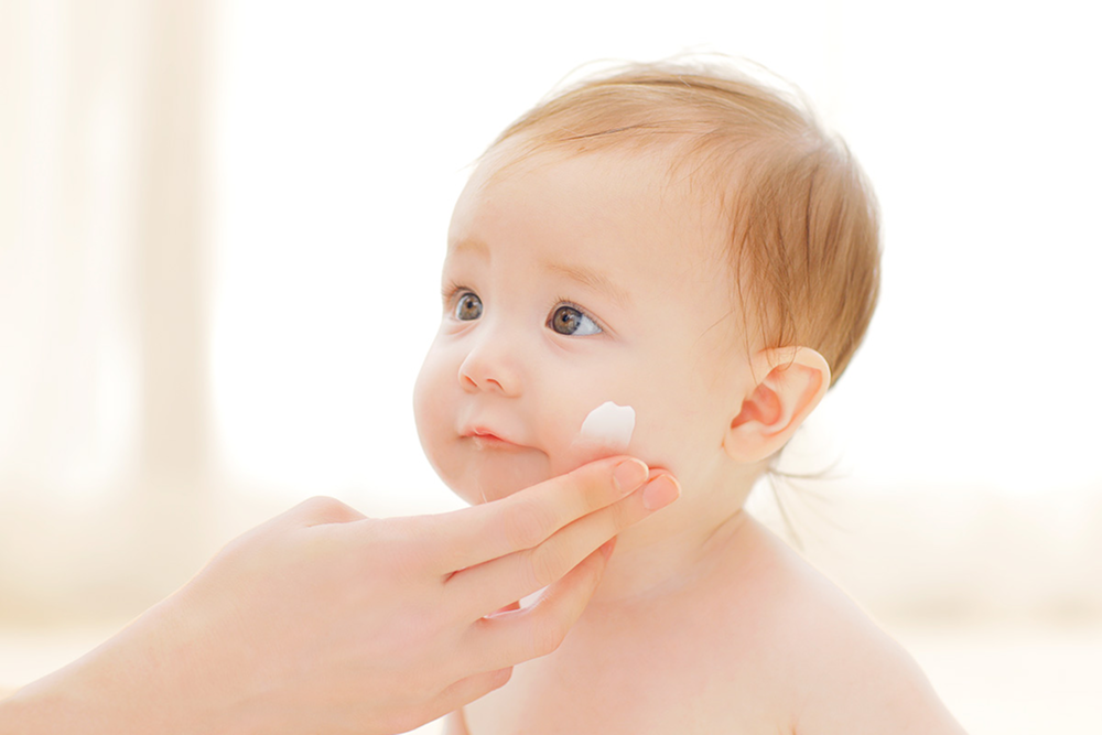 赤ちゃんの肌にALOBABYのクリームを塗る、SOLIA製品のイメージ写真