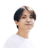 白いTシャツを着た男性の写真