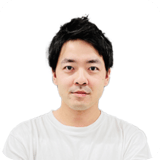 白いTシャツを着た男性の写真