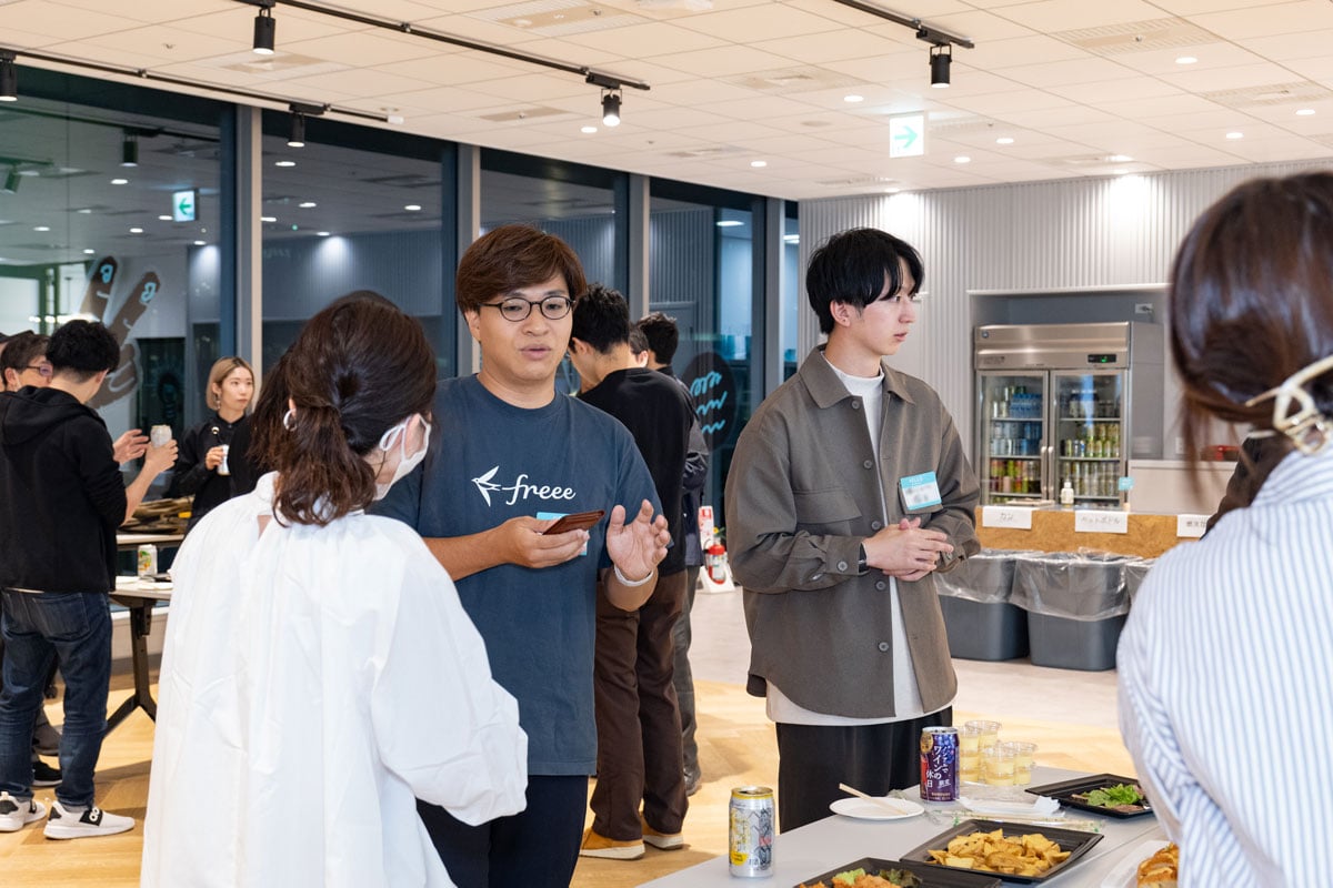 懇親会では軽食も。伊原氏がイベントご参加者様と話している
