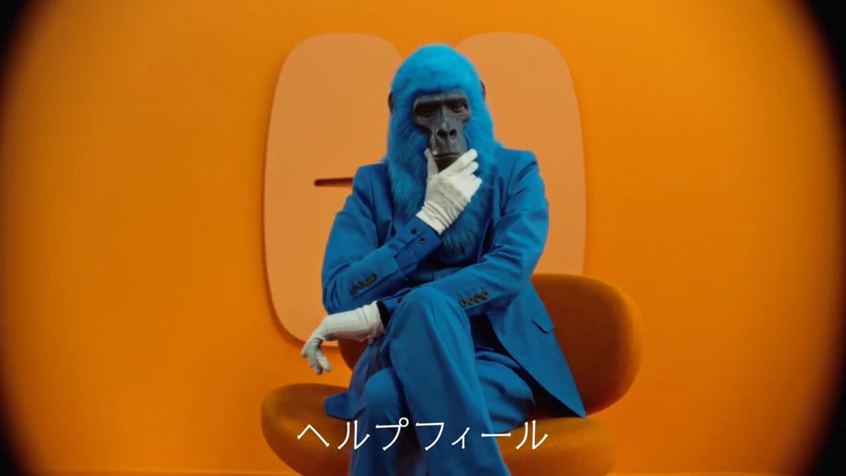 ヘルプエイプが椅子に座っている