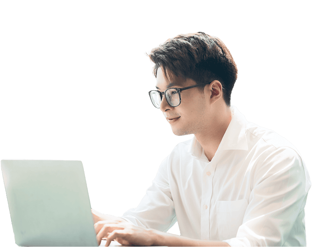 ノートパソコンを操作しながら業務に取り組む白シャツ姿の男性 ノートパソコンを操作しながら業務に取り組む白シャツ姿の男性