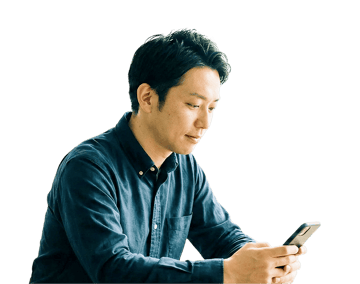 スマートフォンでFAQやサポート情報を確認する男性