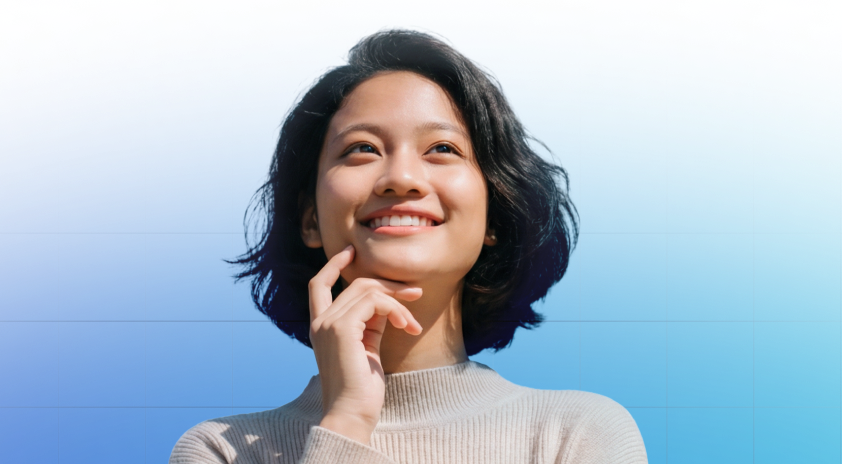 晴れやかな笑顔でを上部のボタンを見上げる女性