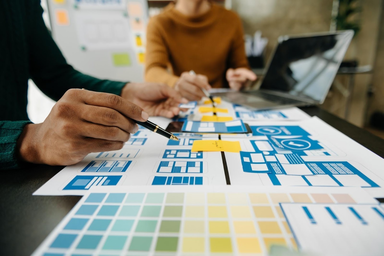 使いやすいFAQページのデザイン例を解説するセクション