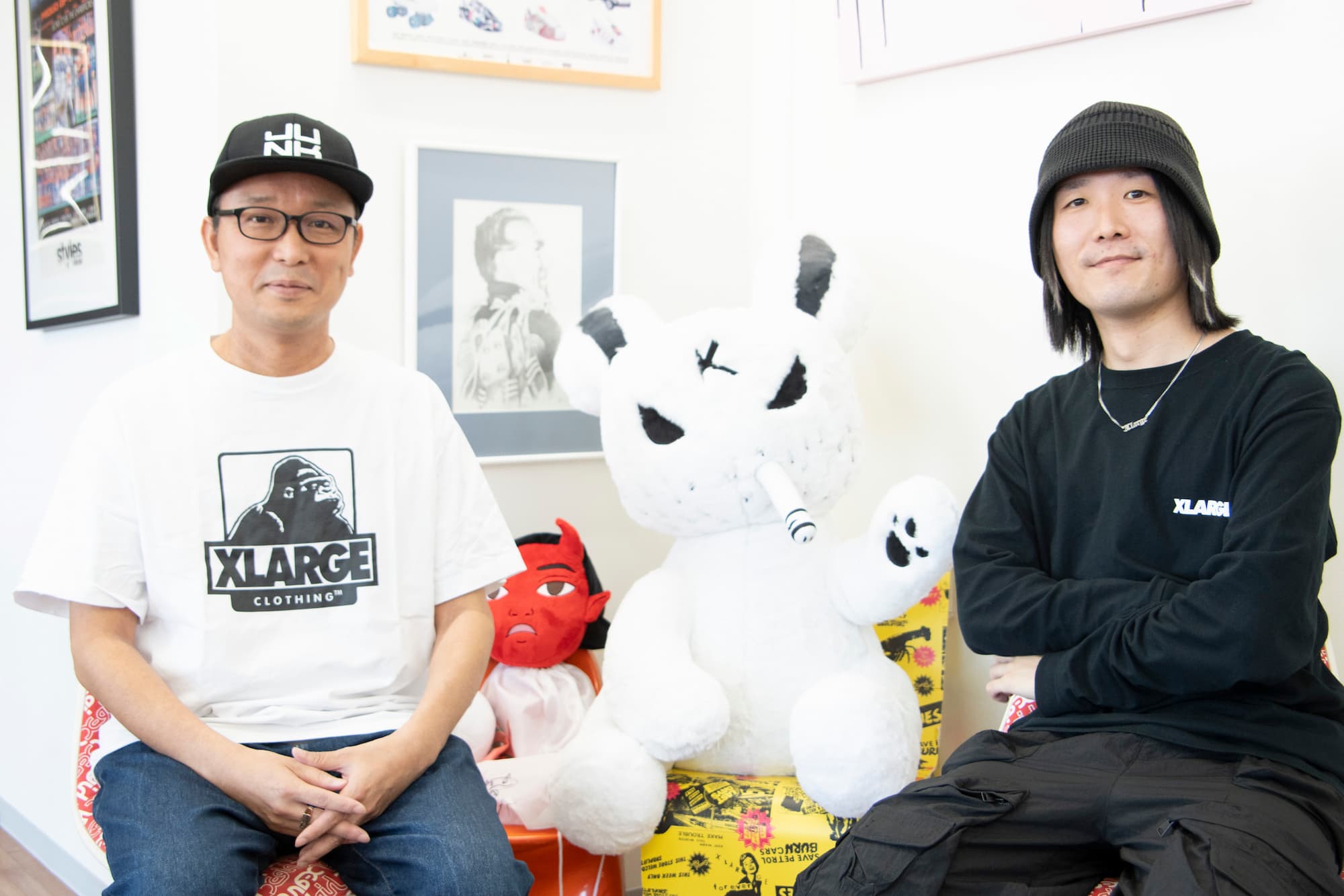 ブランドのぬいぐるみの両脇に座る大島様と小川様