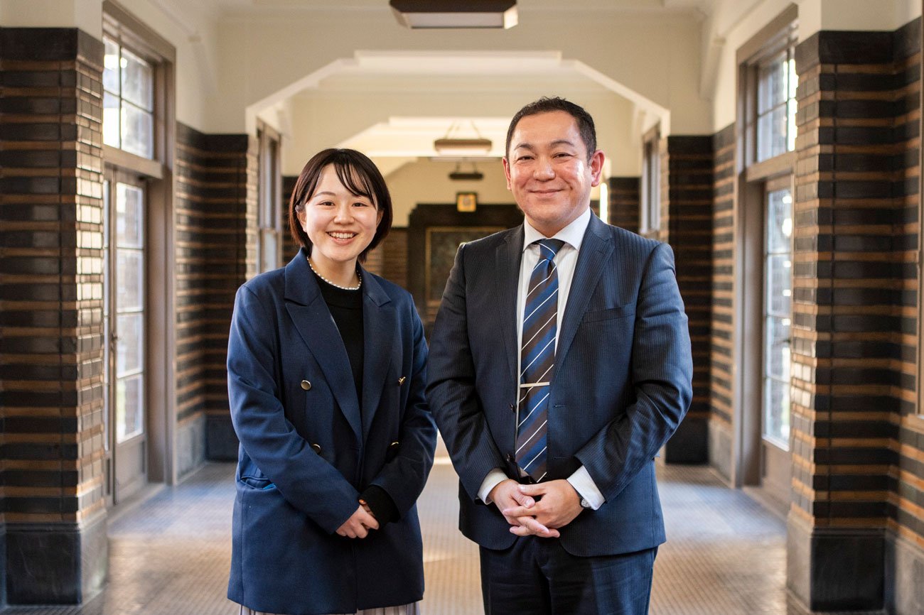 市役所内、笑顔の伊藤様と林様