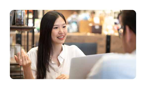 親身になって話を聞くカウンセラーと、相談者の対話シーン