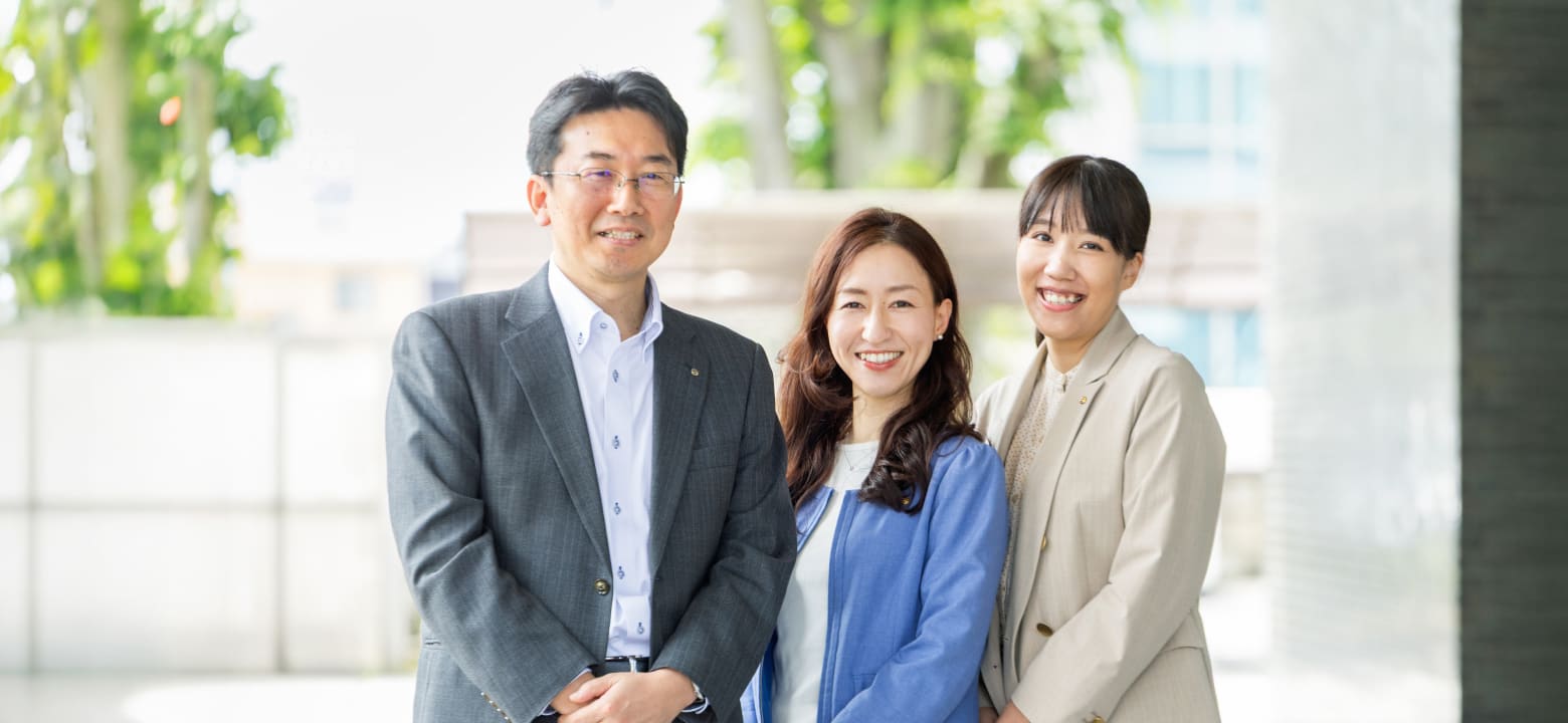 こちらに向かって並んで微笑んでいる足利銀行のインタビューに応じてくださった皆様の写真