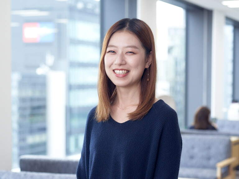 こちらを向く笑顔の女性の写真