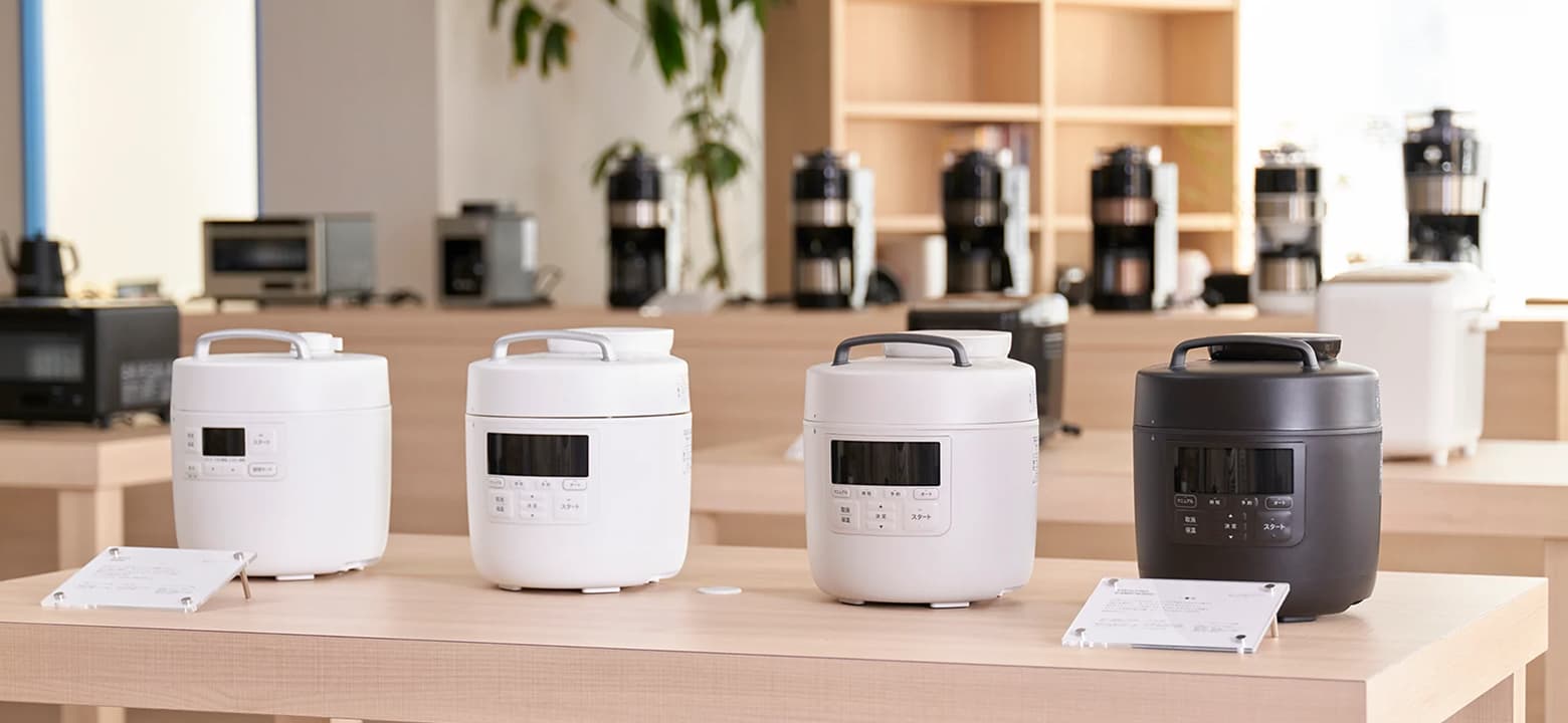 白と黒の炊飯器が展示台に並ぶショールームの様子