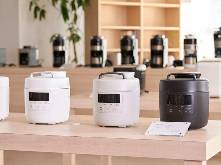 白と黒の炊飯器が展示台に並ぶショールームの様子