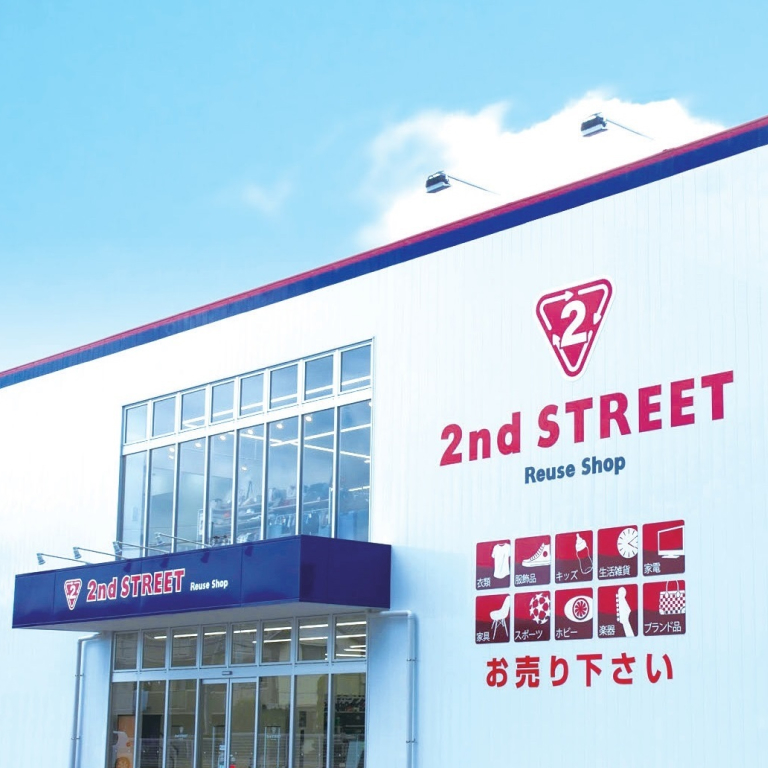 壁に2nd STREETと書かれている建物