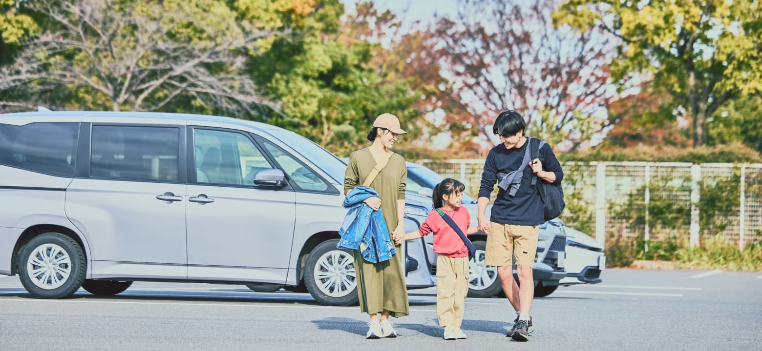 akippaを利用して予約した駐車場に停めた車の前で、手をつないで歩く家族の画面