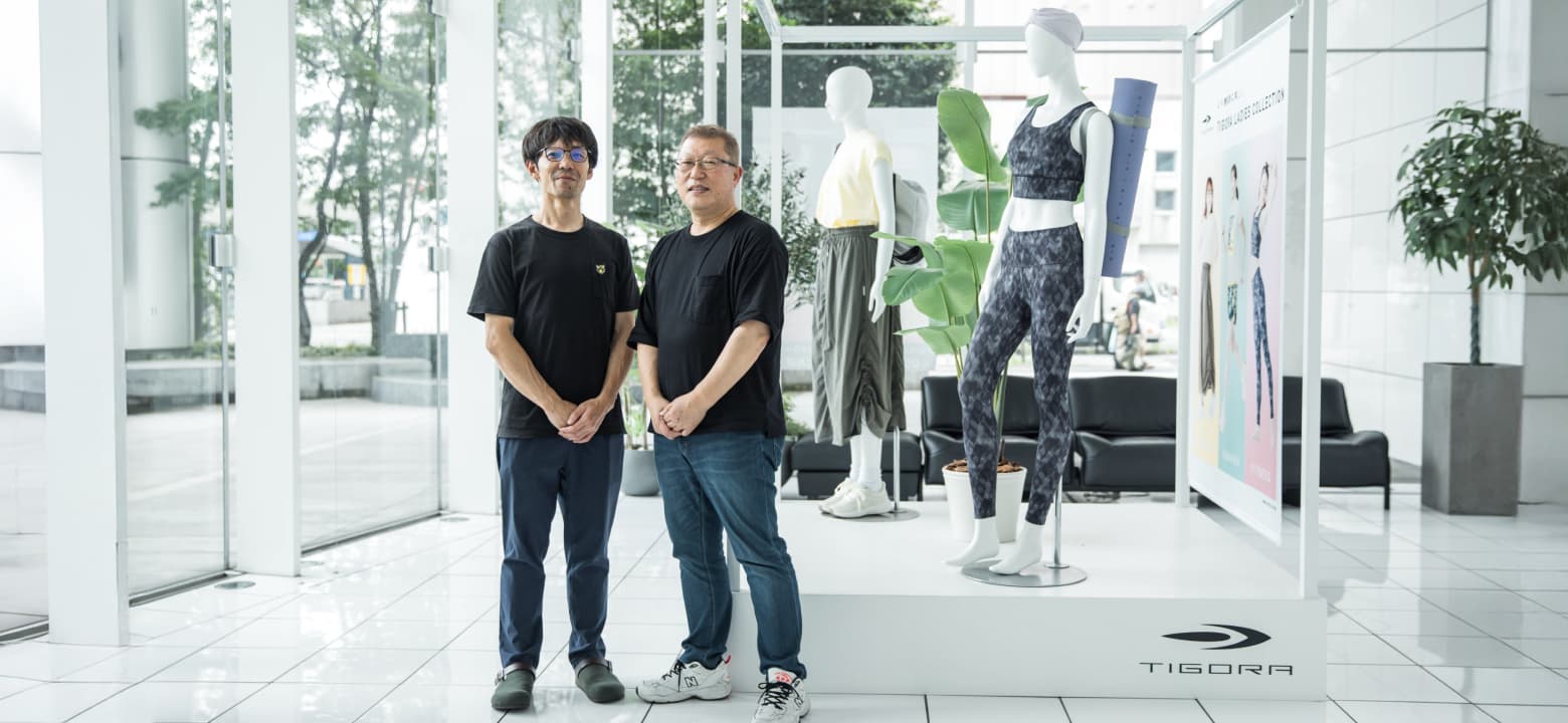 スポーツ用品の前に立つインタビューイーのお二人