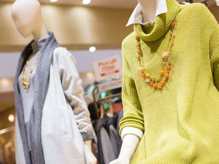 女性用の洋服が並ぶ店内のイメージ