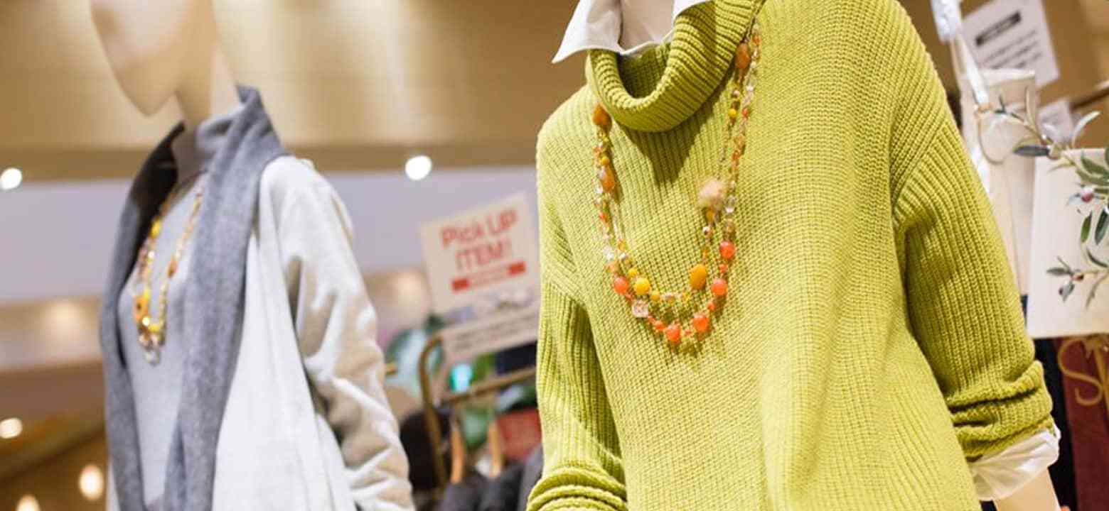女性用の洋服が並ぶ店内のイメージ