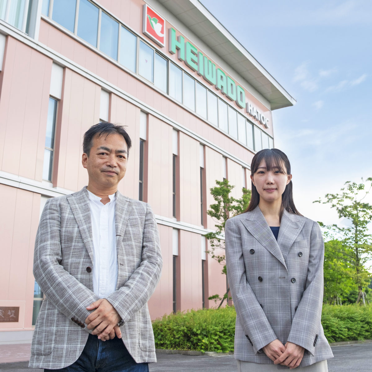 ビルの前に立つ男性と女性