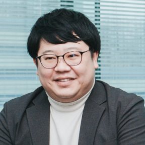 デジタル・マーケティング部 ダイレクトバンキングセンター 主任調査役　新出 拓也 様の写真