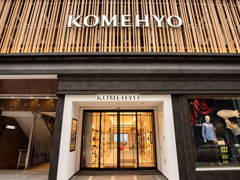 KOMEHYOと書かれた高級感のあるショップの外観