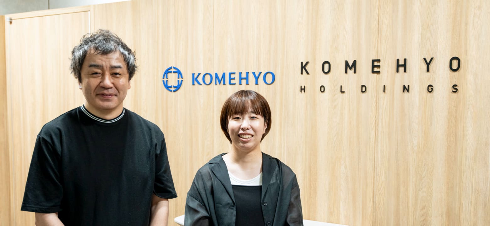 こちらを向いて微笑む男性と女性