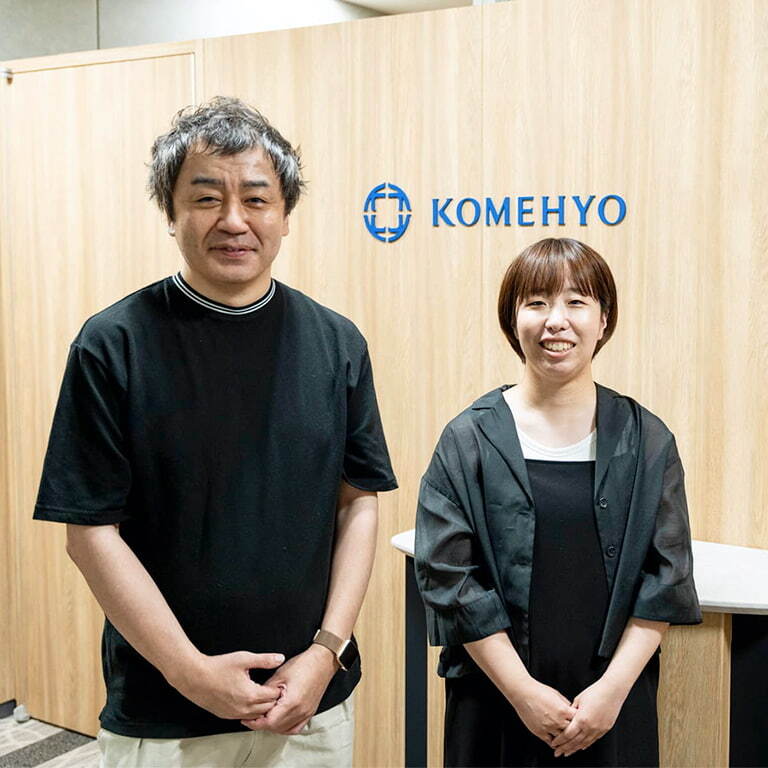 こちらを向いて微笑んでいる男性と女性