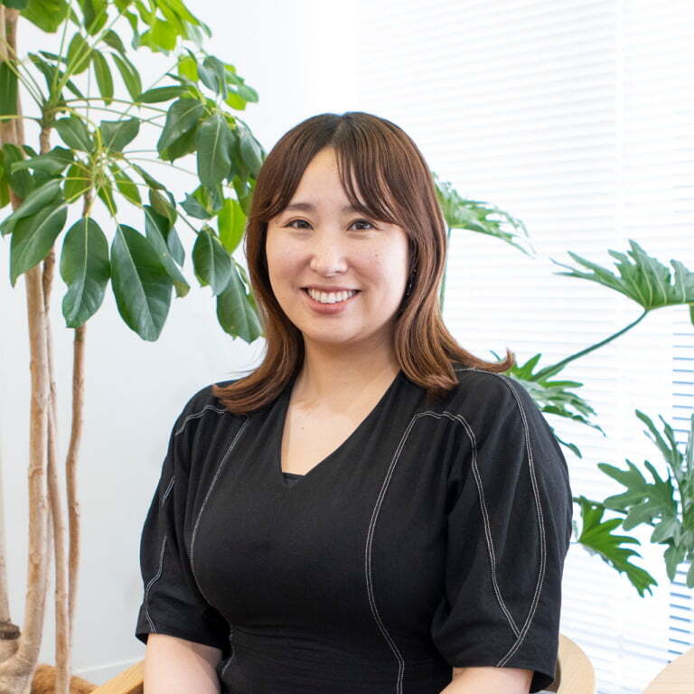 こちらを向いて微笑んでいる女性の写真