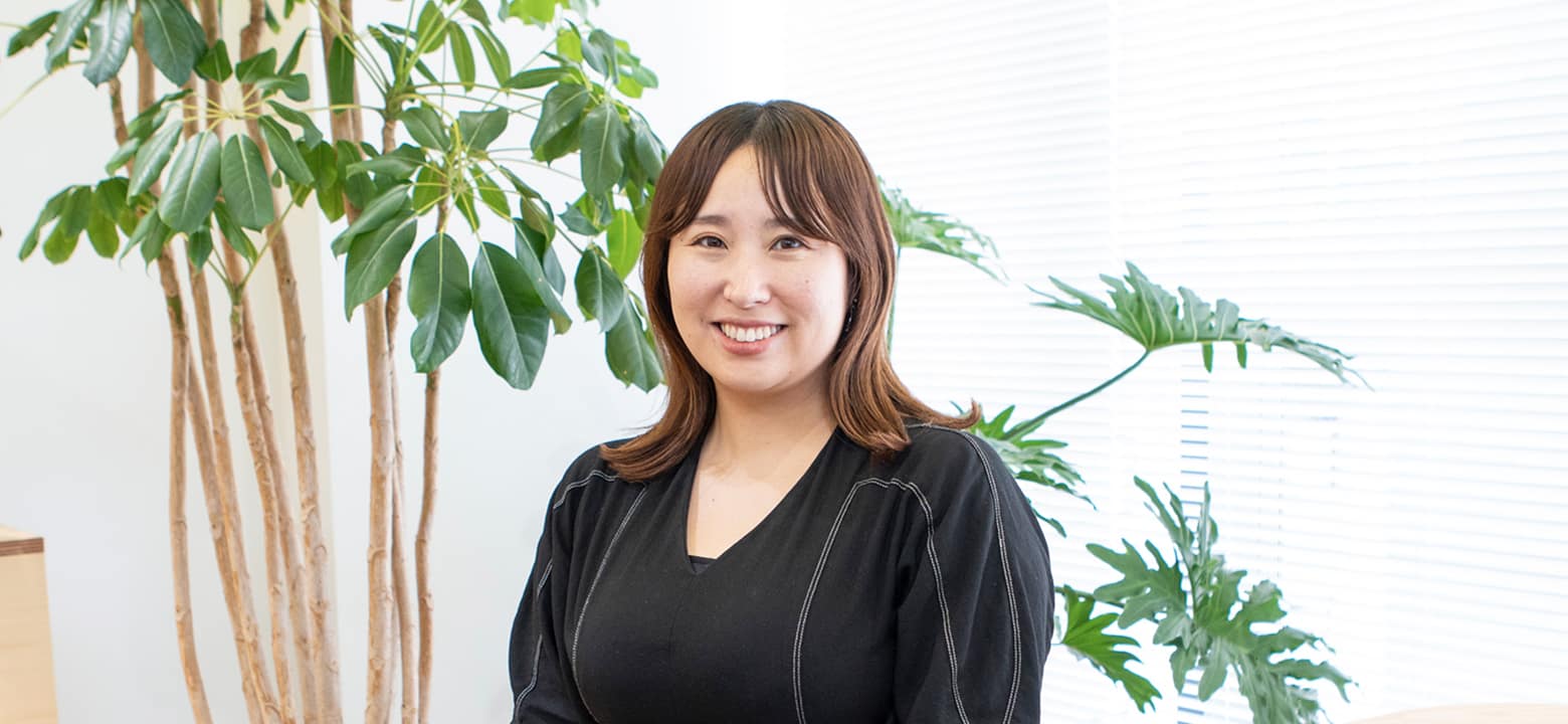 こちらを向いて微笑んでいる女性の写真