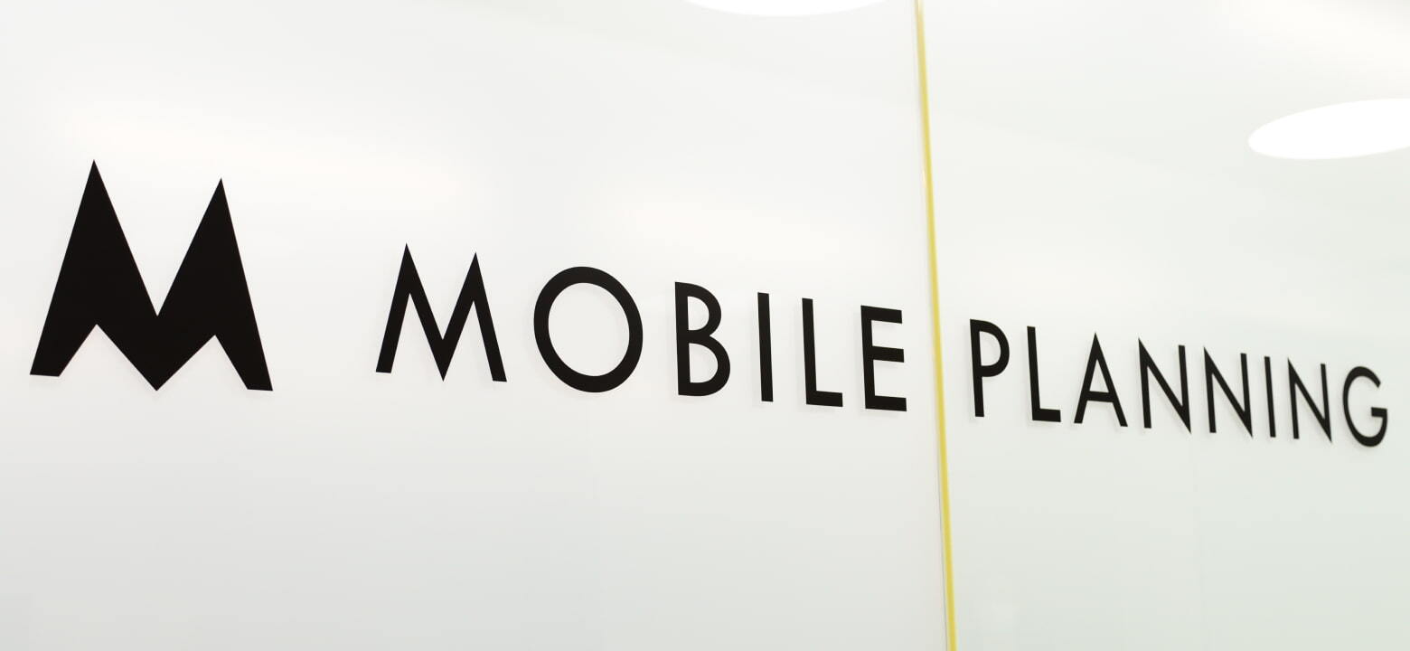 MOBILE PLANNNGと印刷されている壁面