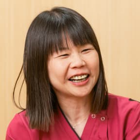 看護師長 栗木 麻記子様（写真）