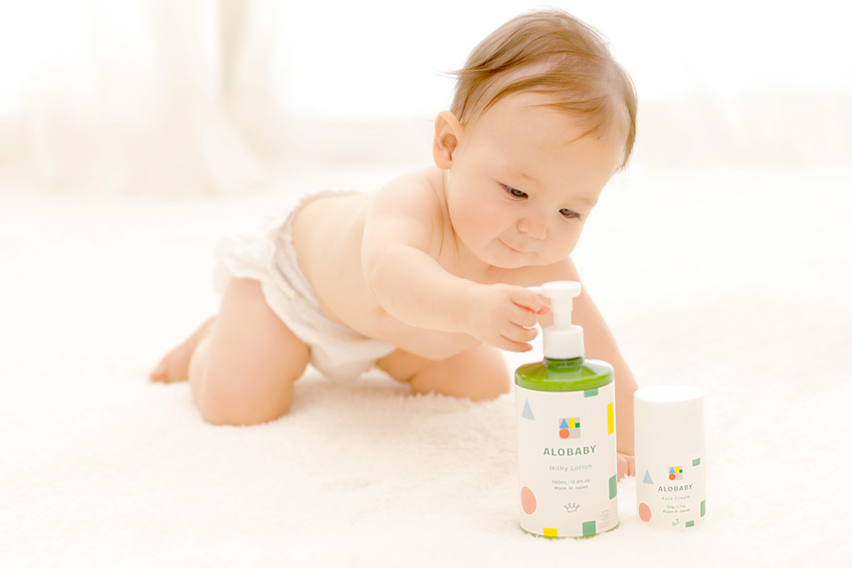 SOLIAの製品ALOBABYに手を伸ばす赤ちゃん(画面)