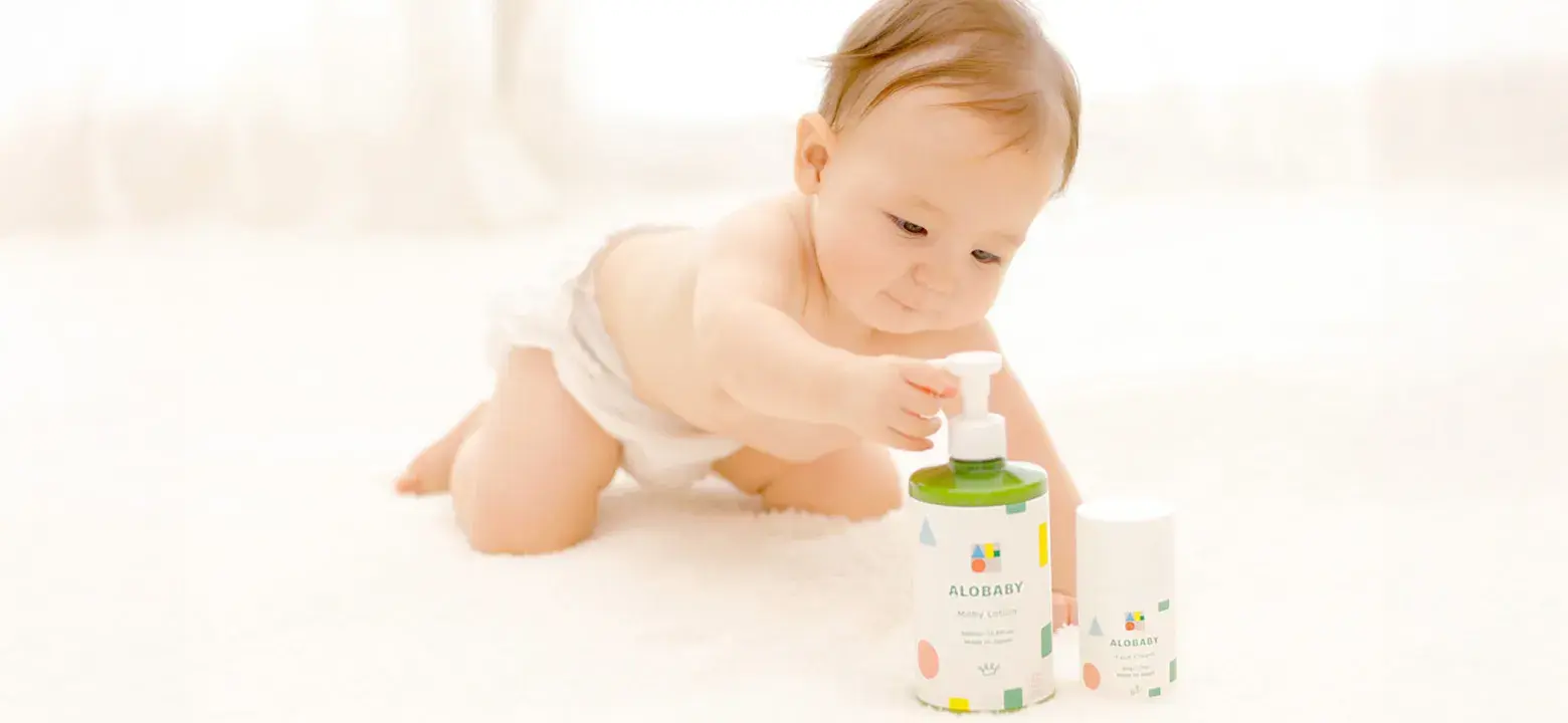 SOLIAの製品ALOBABYに手を伸ばす赤ちゃんの写真