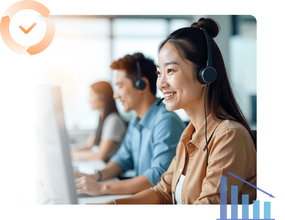 ヘッドセットをつけたコールセンターのオペレーターが笑顔で顧客対応を行うカスタマーサポートのシーン